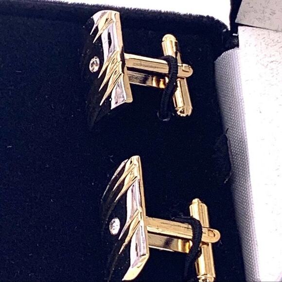 New! Cuff links toggle closure. - Picture 2 of 2
